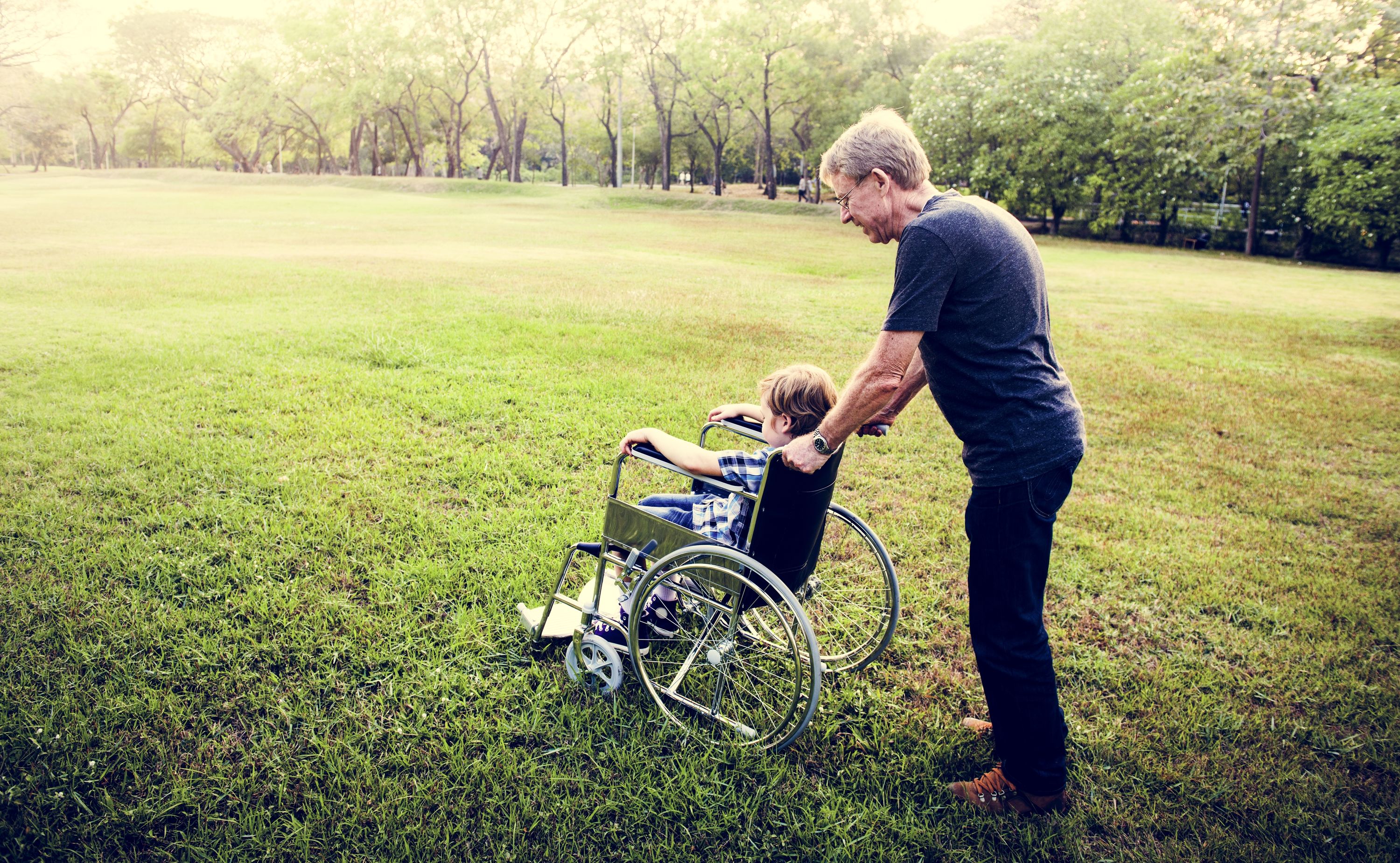Świadczenie pielęgnacyjne a dodatek pielęgnacyjny – nie myl tych dwóch świadczeń! Jak się pomylisz, stracisz