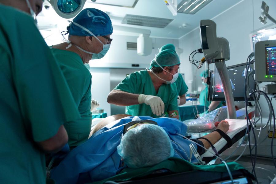 Operacja złośliwego guza wątroby przy użyciu echolasera, przeprowadzona przez polski zespół i włoskiego operatora Giovanniego Giuseppe Di Costanzo