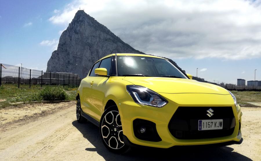 Suzuki Swift Sport na tle Gibraltaru