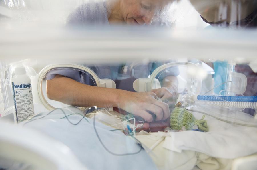DZIEŃ WCZEŚNIAKA. Mali wojownicy w szpitalu Jósa András w mieście Nyíregyháza na Węgrzech