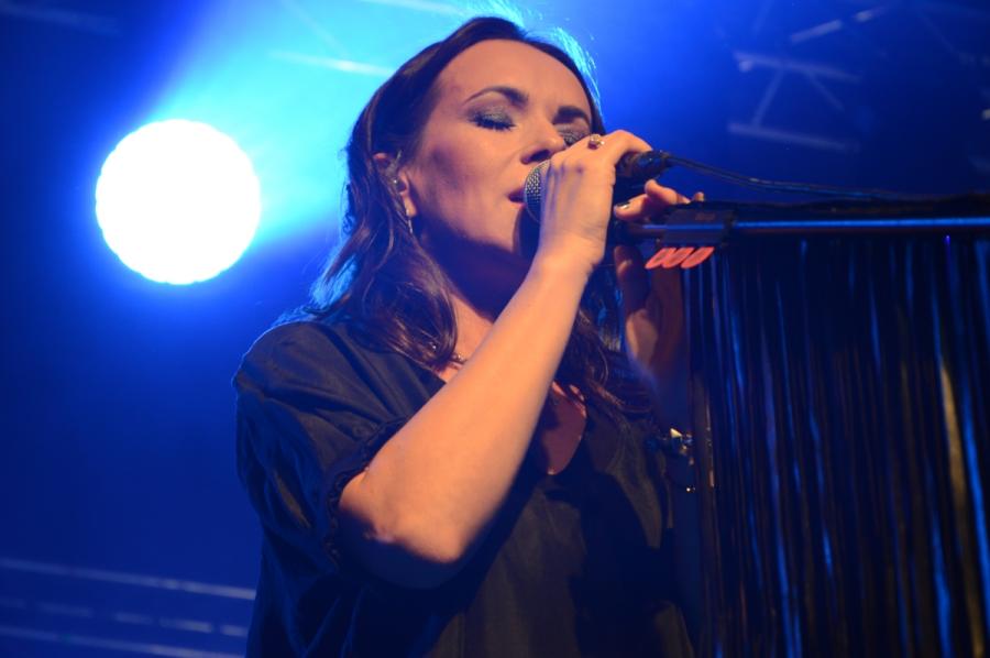 Kasia Kowalska na scenie klubu Stodoła. Warszawa, 25 listopada 2018 roku