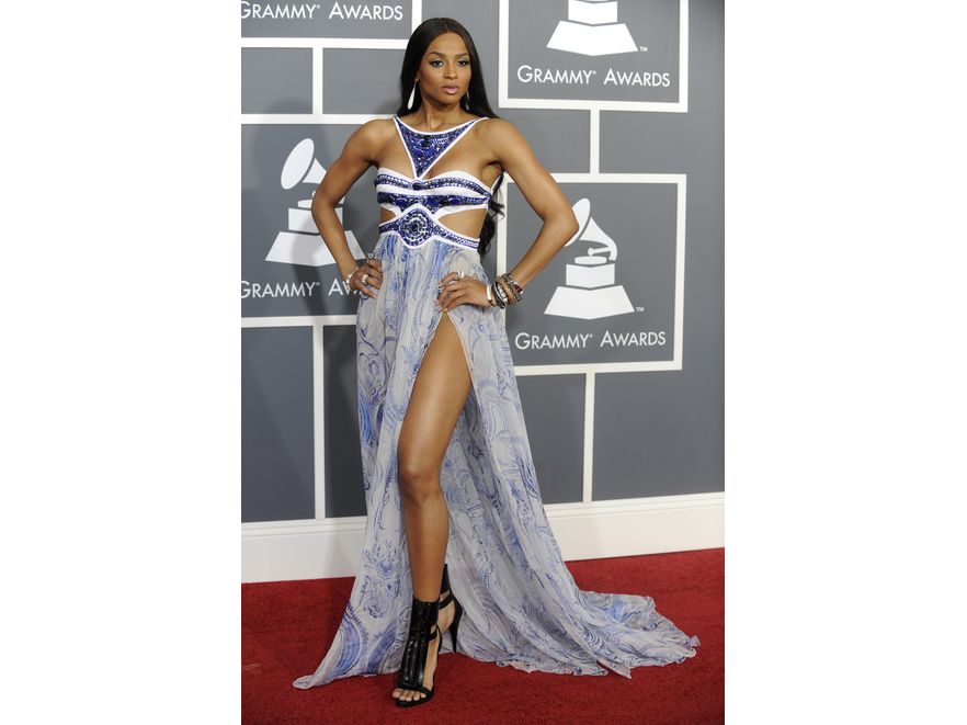 Ciara w swoim ulubionym stylu: w zwiewnej sukni z głębokim rozcięciem. Kreacja z Grammy, projektu Emilo Pucci, zniekształciła jednak jej sylwetkę.