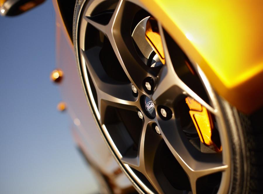 Spadek ciśnienia w oponach twojego samochodu o 0,5 bara niż wskazują wytyczne producenta powoduje, że auto zużywa ok. 2,5 proc. więcej paliwa