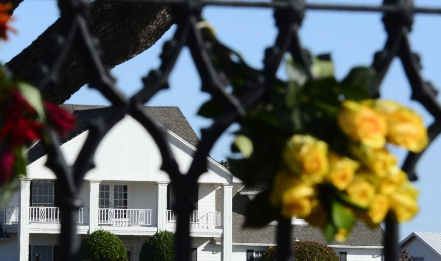 Kwiaty przed Southfork Ranch, gdzie kręcony był serial "Dallas"