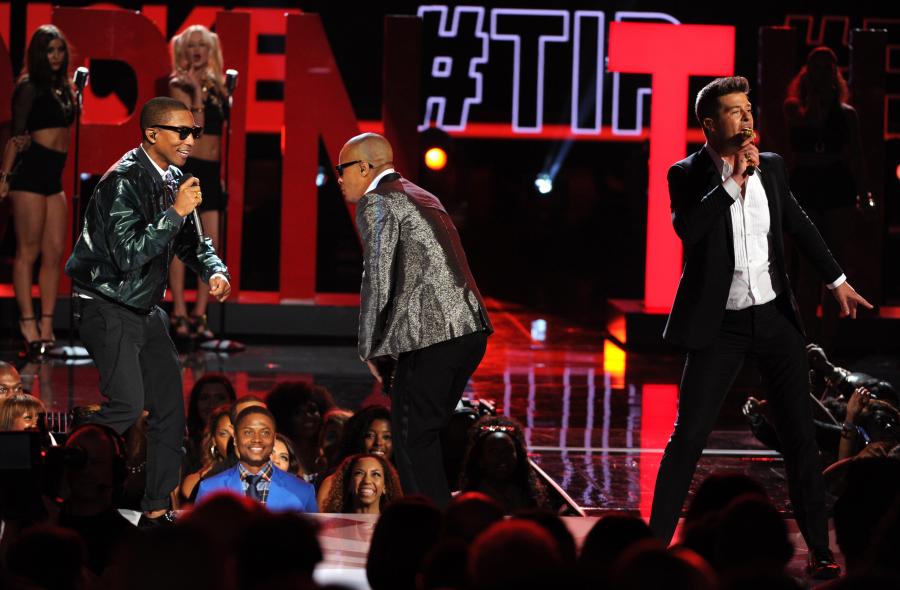 Robin Thicke śpiewający "Blurred Lines" z pomocą Pharrella Williamsa i T.I.