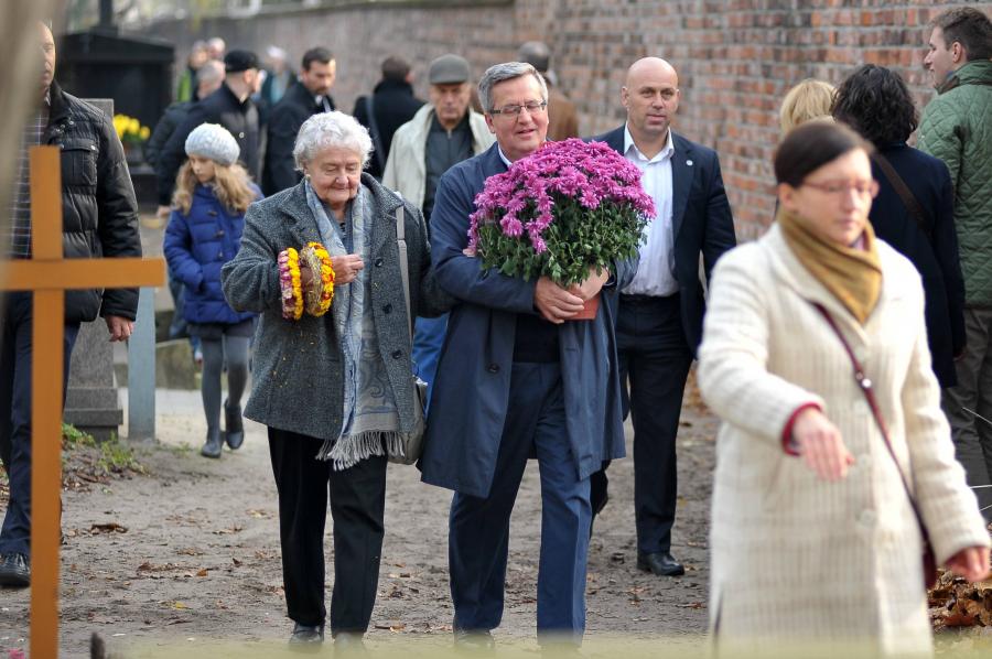 Bronisław Komorowski z mamą na Powązkach