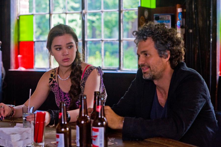 Hailee Steinfeld i Mark Ruffalo w "Zacznijmy od nowa"