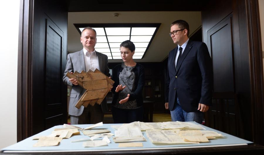 Darczyńcy i dyrektor Muzeum Powstania Warszawskiego, Jan Ołdakowski