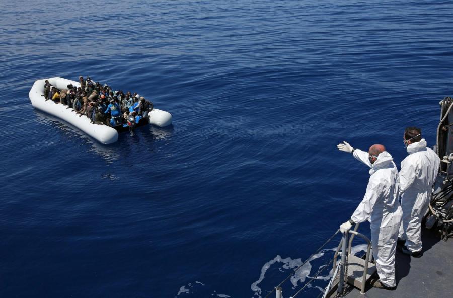 IMIGRANCI PŁYNĄ Z AFRYKI DO EUROPY NA TRATWACH I PONTONACH