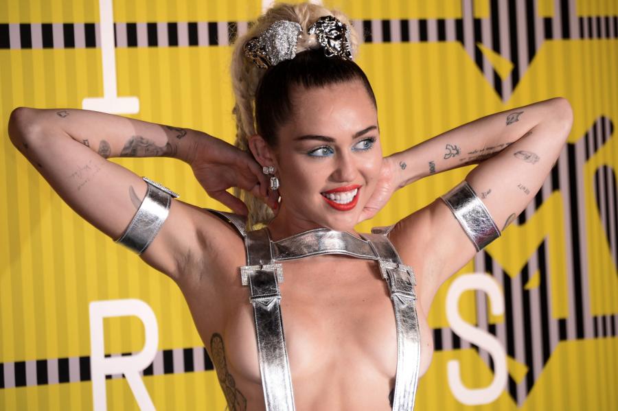 Miley Cyrus na gali MTV Video Music Awards 2015
