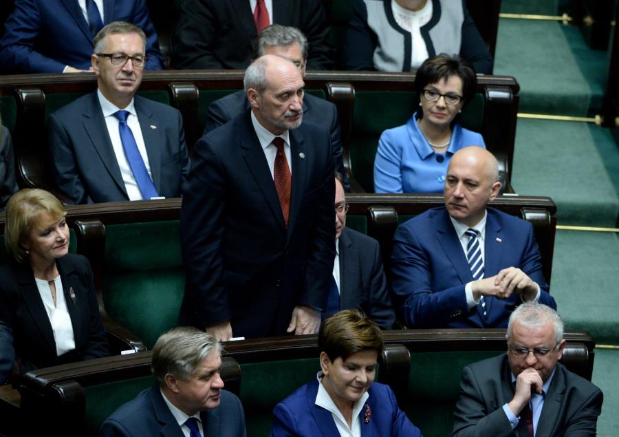 Antoni Macierewicz (C) składa ślubowanie poselskie, podczas pierwszego posiedzenia Sejmu VIII kadencji