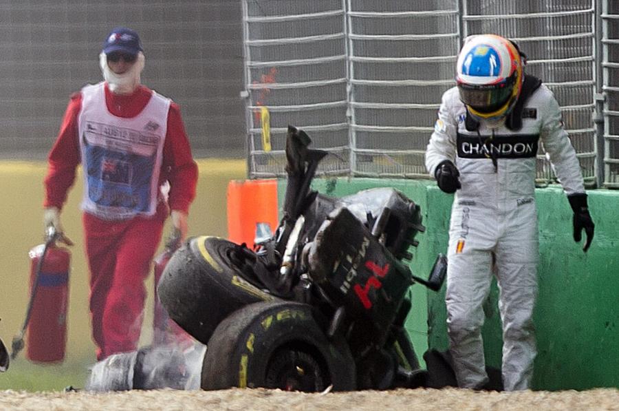 Tego nie da się wyklepać. Z bolidu Fernando Alonso zostały tylko szczątki