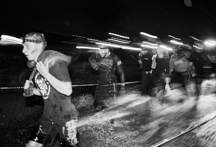 Zdjęcie z fotreportażu "Runmageddon" autorstwa Adama Warżawy