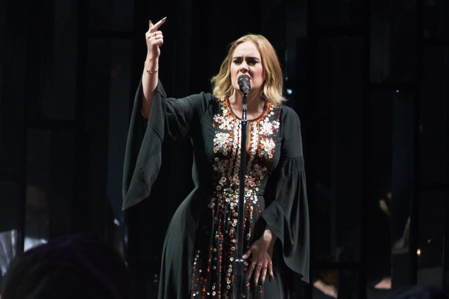 Adele podczas występu na Glastonbury 2016