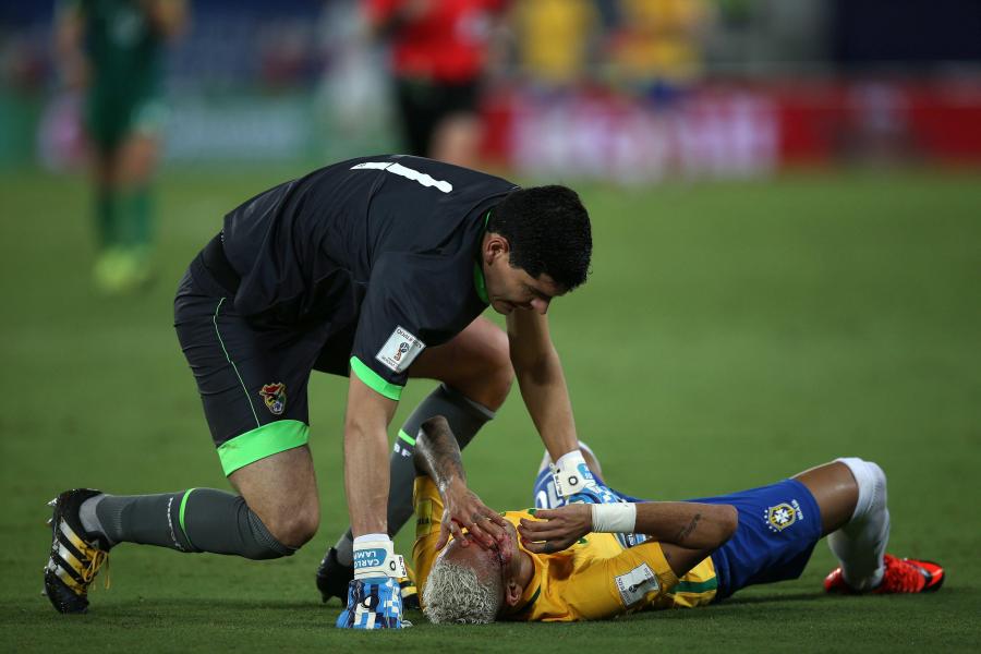 Neymar dostał z "łokcia" i zalał się krwią. Gwiazdor musiał opuścić boisko