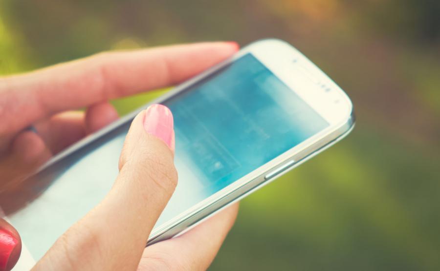 7. Korzystanie ze smartfona związane z bólem kciuków