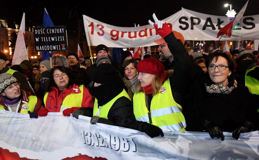 Była premier Ewa Kopacz na czele marszu Komitetu Obrony Demokracji "Stop Dewastacji Polski!"